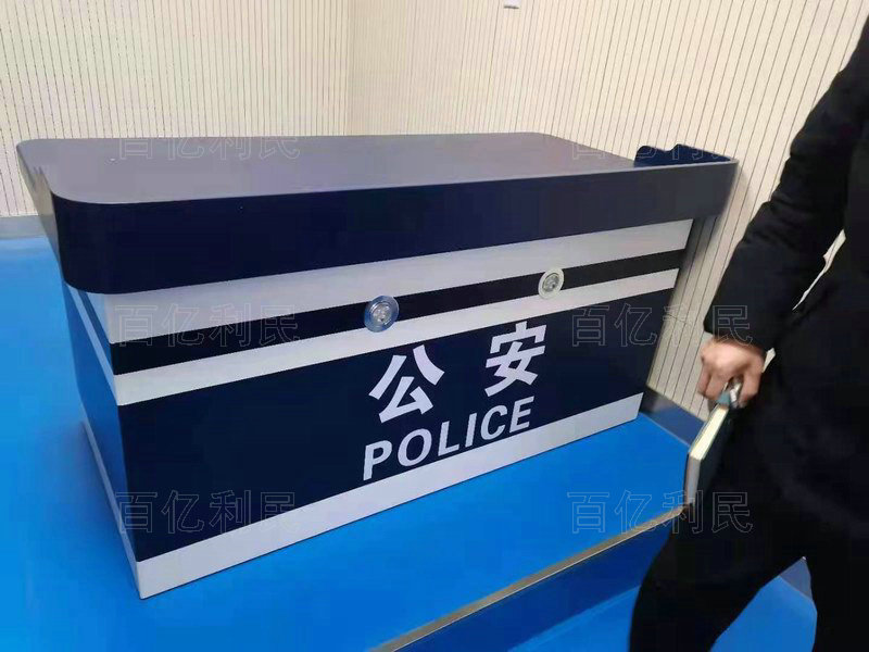 木質審訊桌
